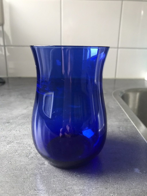 Vase en verre bleu