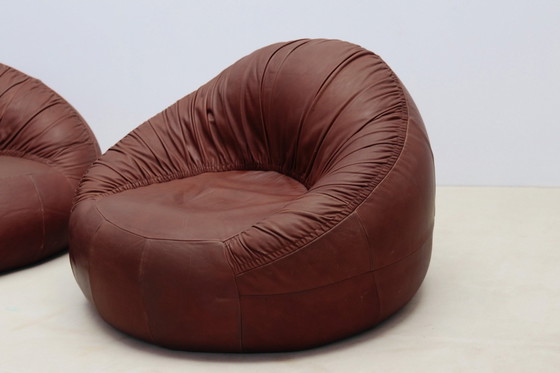 Image 1 of Canapé Et Fauteuil En Cuir Pangolin Par Egg Designs