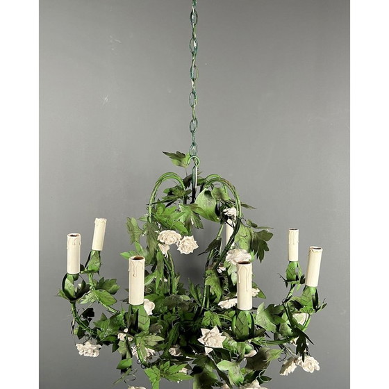 Image 1 of Lustre vintage en tôle peinte et fleurs en porcelaine avec 8 bras, 1970