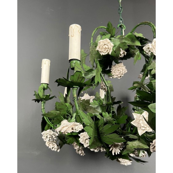 Image 1 of Lustre vintage en tôle peinte et fleurs en porcelaine avec 8 bras, 1970