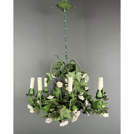 Image 1 of Lustre vintage en tôle peinte et fleurs en porcelaine avec 8 bras, 1970