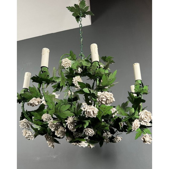 Image 1 of Lustre vintage en tôle peinte et fleurs en porcelaine avec 8 bras, 1970