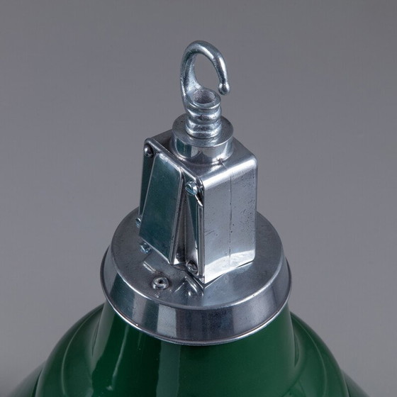 Image 1 of Lampe suspendue vintage verte avec abat-jour en verre émaillé, UK 1950