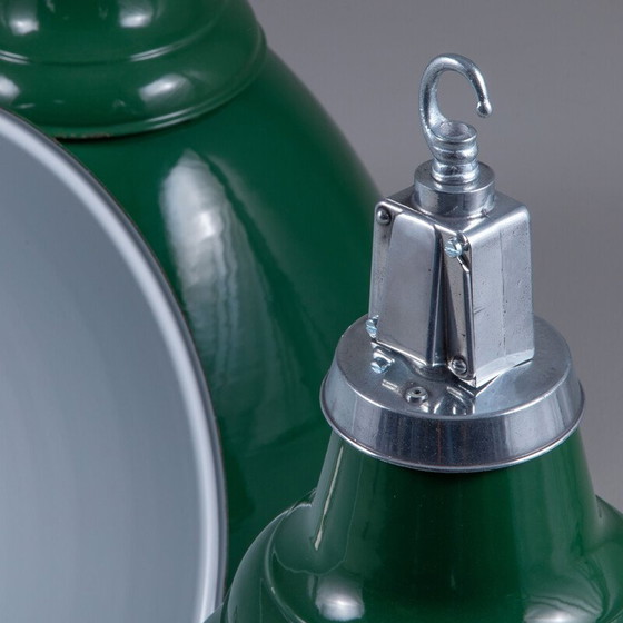 Image 1 of Lampe suspendue vintage verte avec abat-jour en verre émaillé, UK 1950