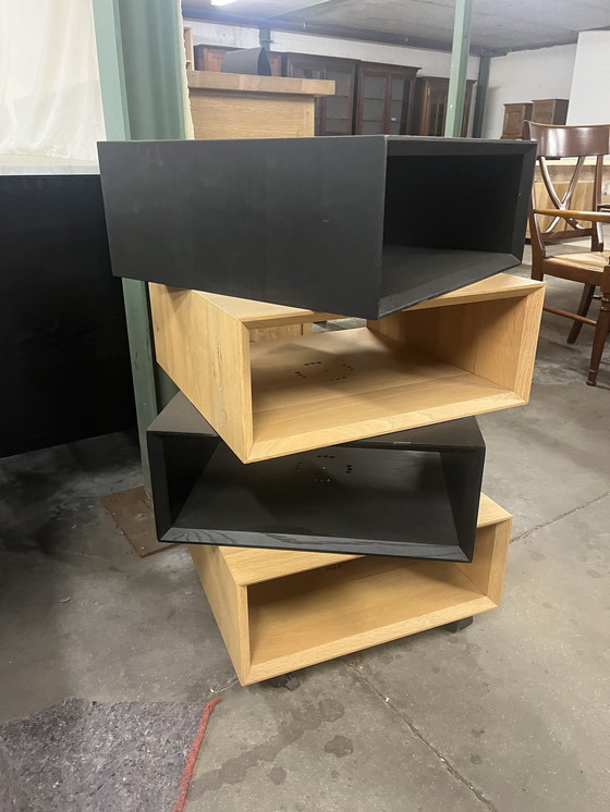 Image 1 of Table d'appoint moderne sur roulettes