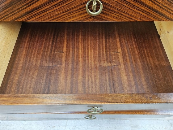 Image 1 of Commode de chambre à coucher des années 1960 en loupe d'acajou et laiton