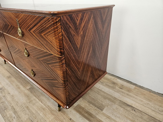 Image 1 of Commode de chambre à coucher des années 1960 en loupe d'acajou et laiton