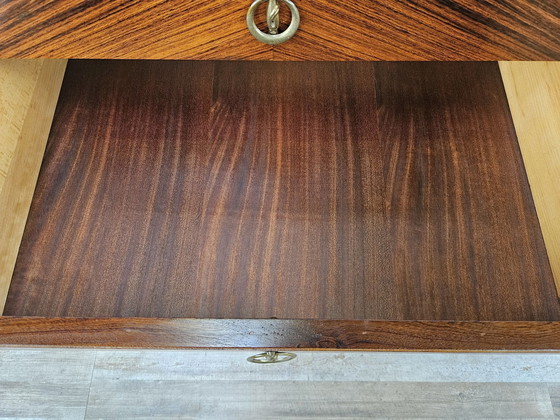 Image 1 of Commode de chambre à coucher des années 1960 en loupe d'acajou et laiton