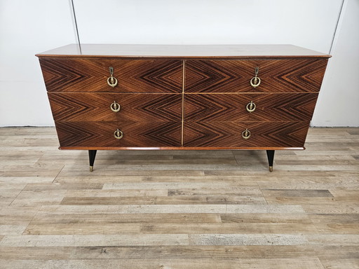 Commode de chambre à coucher des années 1960 en loupe d'acajou et laiton