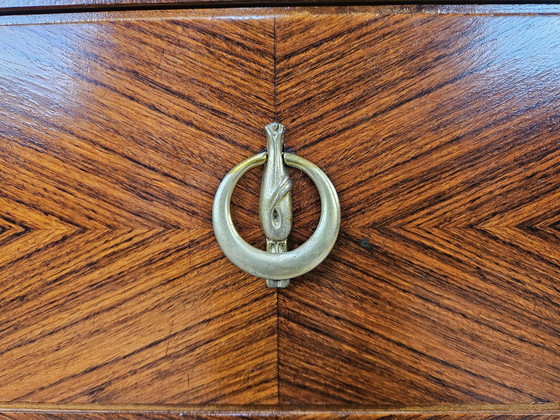 Image 1 of Commode de chambre à coucher des années 1960 en loupe d'acajou et laiton