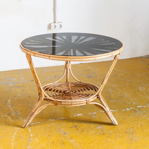 Table vintage en rotin et verre fumé France 1970