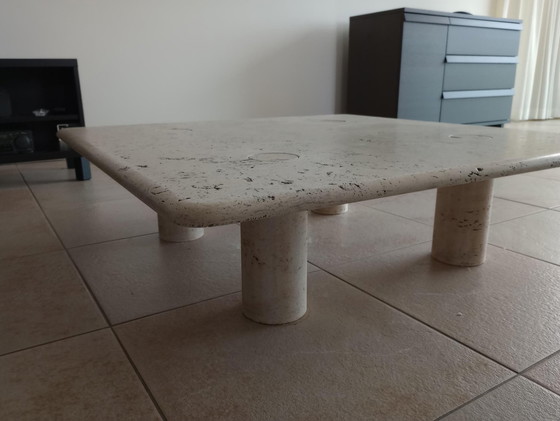 Image 1 of Table basse carrée en travertin