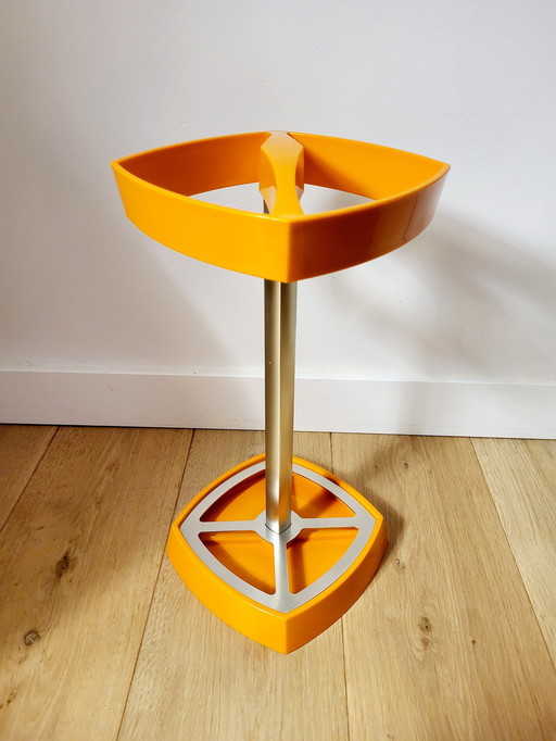 Porte-parapluies de l'ère spatiale, orange, plastique et métal, années 70 ou 80