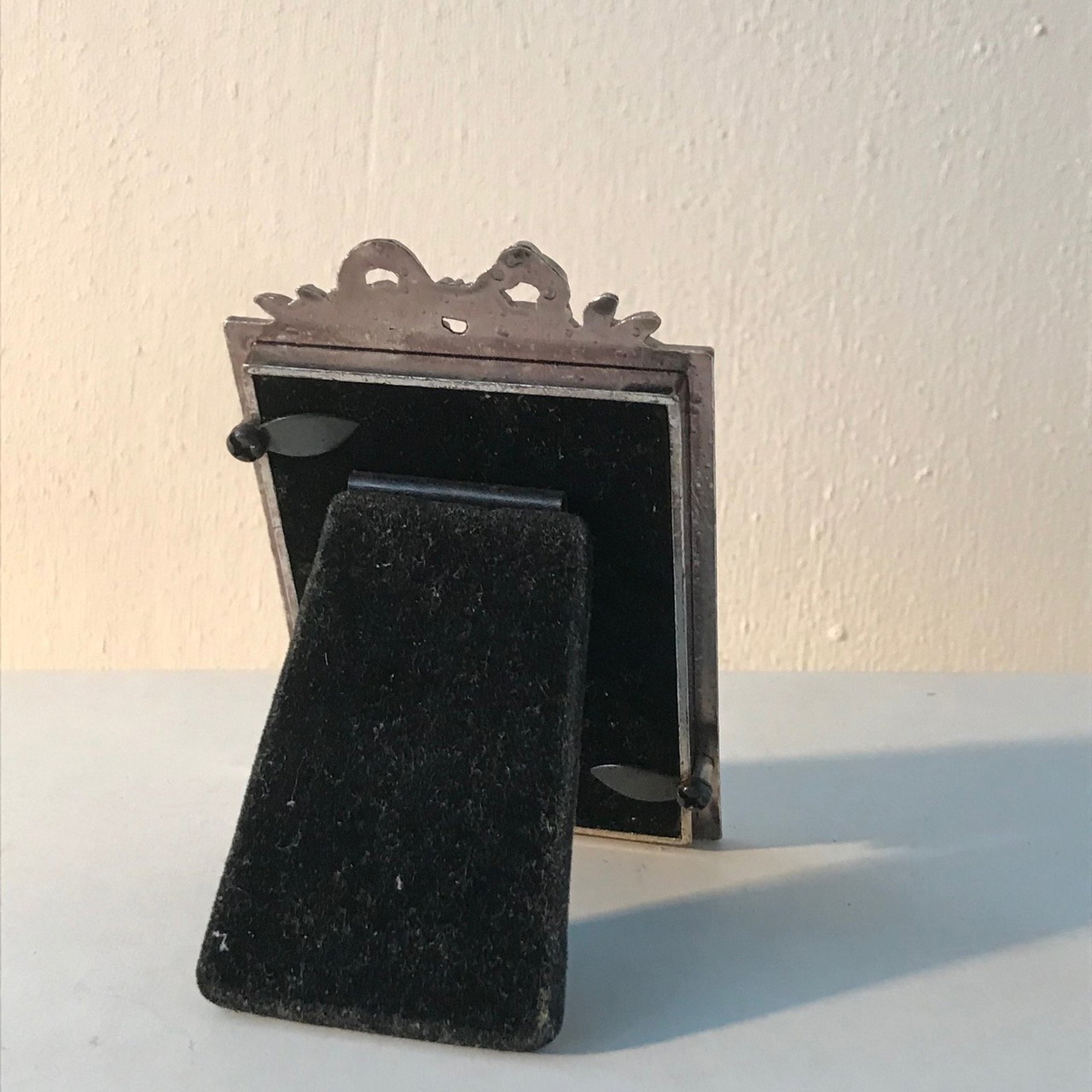 Broche Ancienne Porte-photo Cadre Noeud En Métal Argenté Repoussé - Style 1900, émail