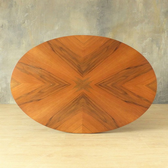 Image 1 of Table de salle à manger ovale vintage 1950
