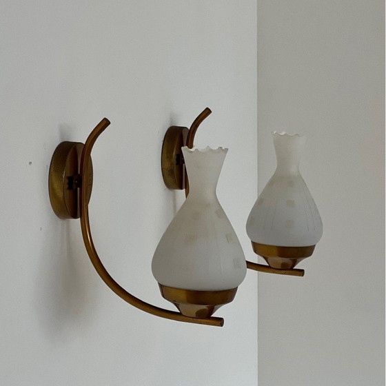 Image 1 of Paire d'appliques suédoises vintage en verre opalin et laiton, années 1960