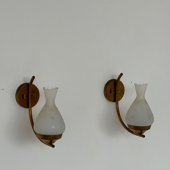 Image 1 of Paire d'appliques suédoises vintage en verre opalin et laiton, années 1960