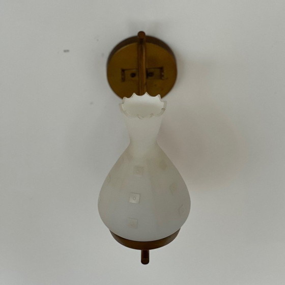 Image 1 of Paire d'appliques suédoises vintage en verre opalin et laiton, années 1960