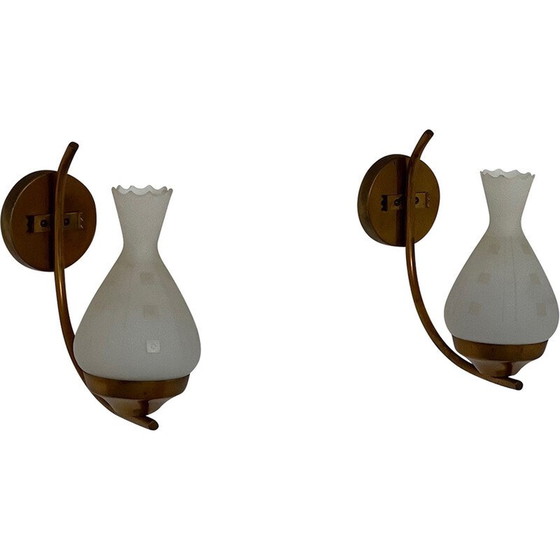 Image 1 of Paire d'appliques suédoises vintage en verre opalin et laiton, années 1960