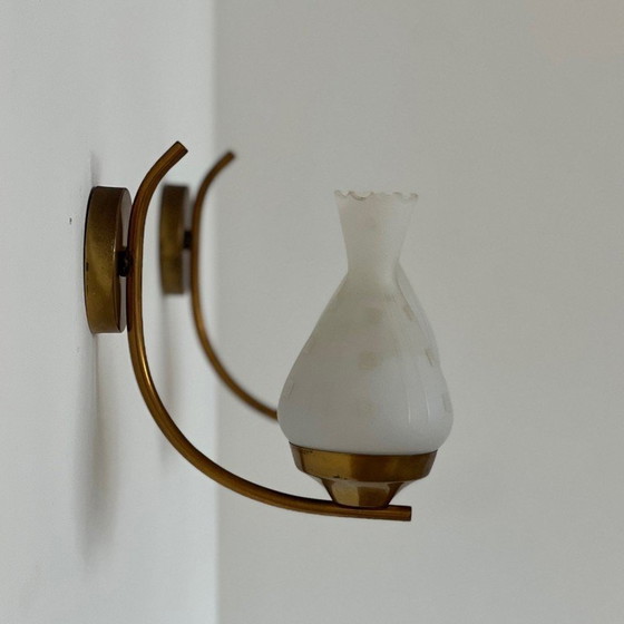Image 1 of Paire d'appliques suédoises vintage en verre opalin et laiton, années 1960