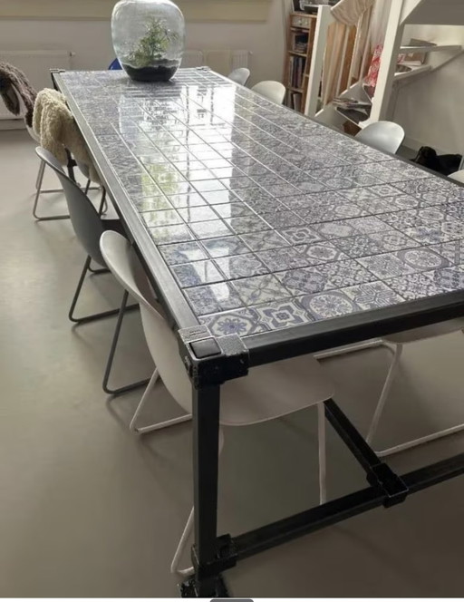 Table de salle à manger faite à la main avec 8 chaises