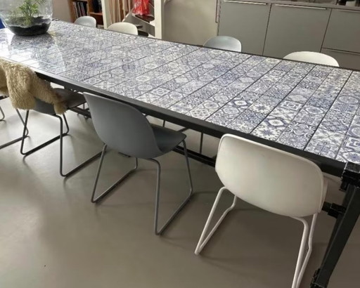 Table de salle à manger faite à la main avec 8 chaises