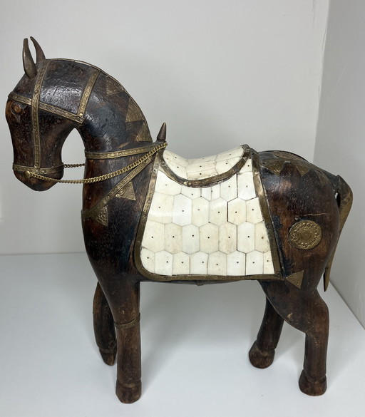 Magnifique cheval en bois clouté de laiton et de marbre