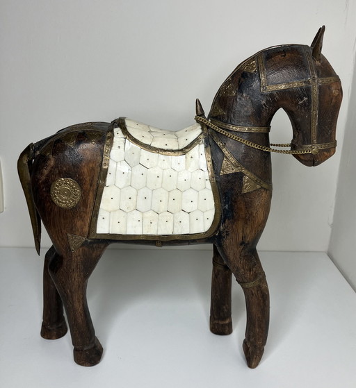 Magnifique cheval en bois clouté de laiton et de marbre