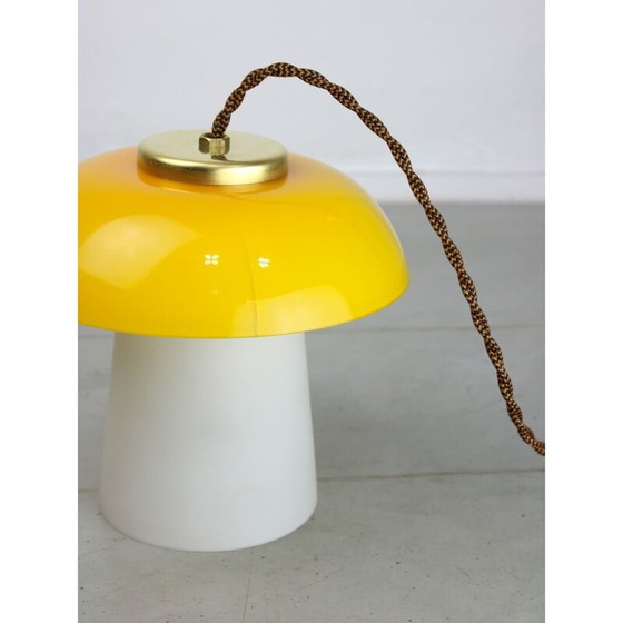 Image 1 of Lampe à poser Mushroom en verre jaune et laiton du Mid Century