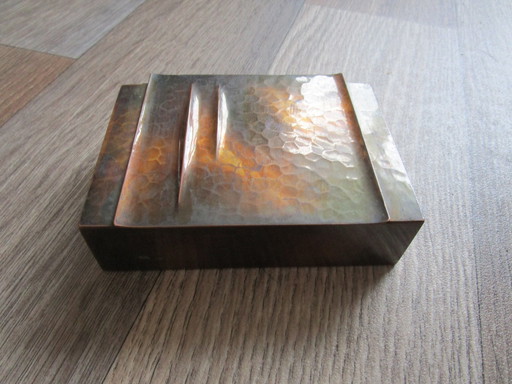 Belle boîte à cigarettes Artdeco en cuivre martelé