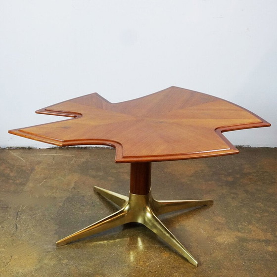 Image 1 of Table basse vintage en noyer et laiton par Oswals Haerdtl, Vienne 1950