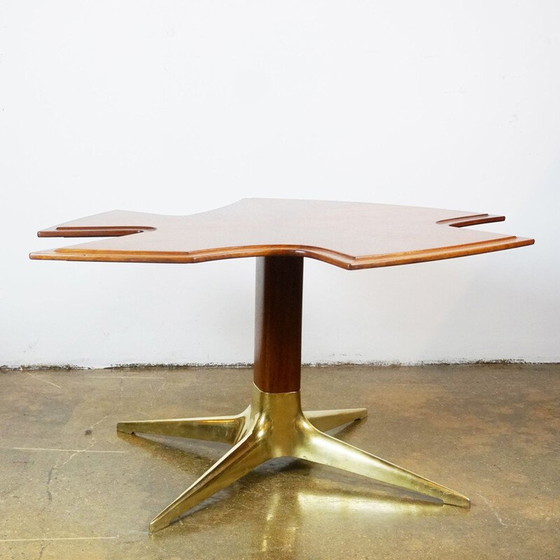Image 1 of Table basse vintage en noyer et laiton par Oswals Haerdtl, Vienne 1950
