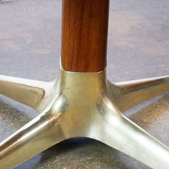 Image 1 of Table basse vintage en noyer et laiton par Oswals Haerdtl, Vienne 1950