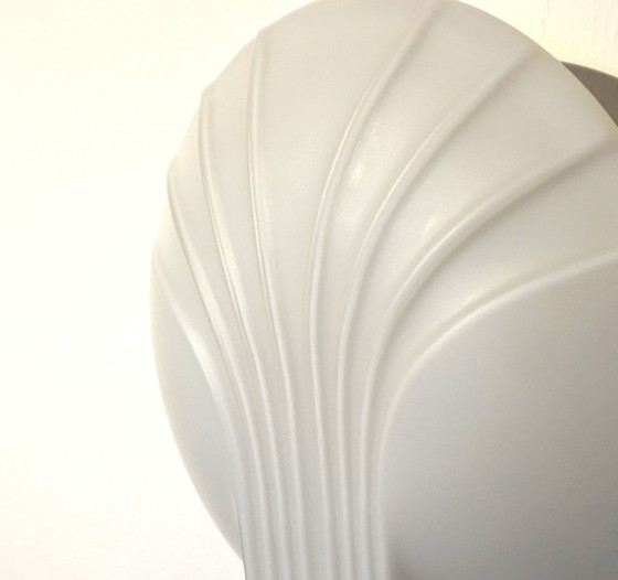 Image 1 of Ensemble de 2 appliques Hillebrand Art déco en verre opalin à coquille, 1960