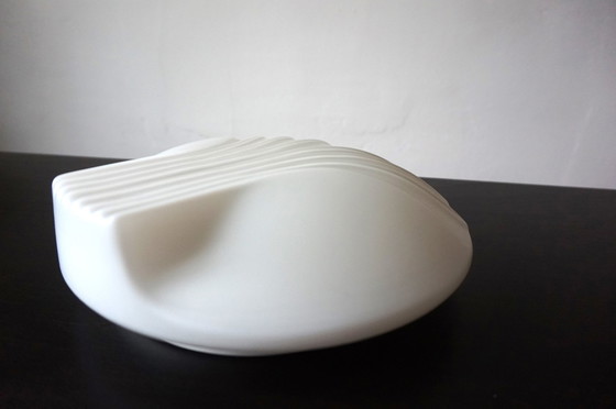 Image 1 of Ensemble de 2 appliques Hillebrand Art déco en verre opalin à coquille, 1960