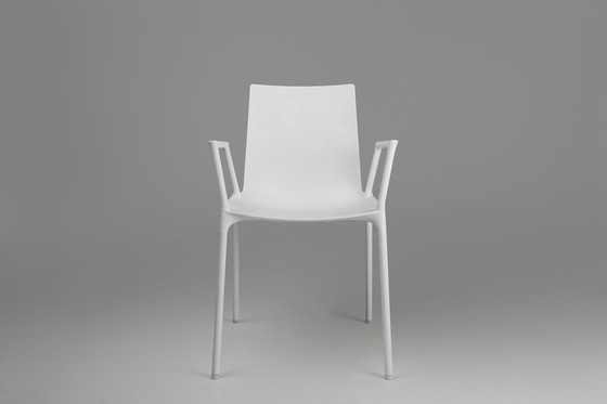 Image 1 of Chaise design blanche du 21e siècle avec accoudoirs, Belgique