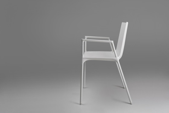 Image 1 of Chaise design blanche du 21e siècle avec accoudoirs, Belgique