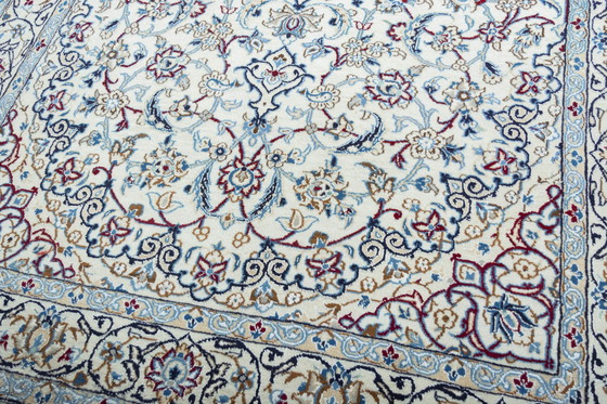 Image 1 of Tapis Naïn 9 La noué à la main avec de la soie - 243 X 149 cm