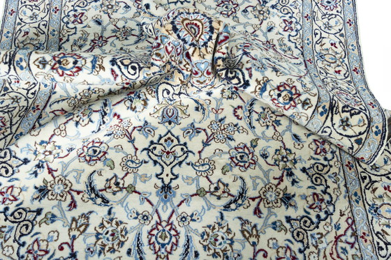 Image 1 of Tapis Naïn 9 La noué à la main avec de la soie - 243 X 149 cm