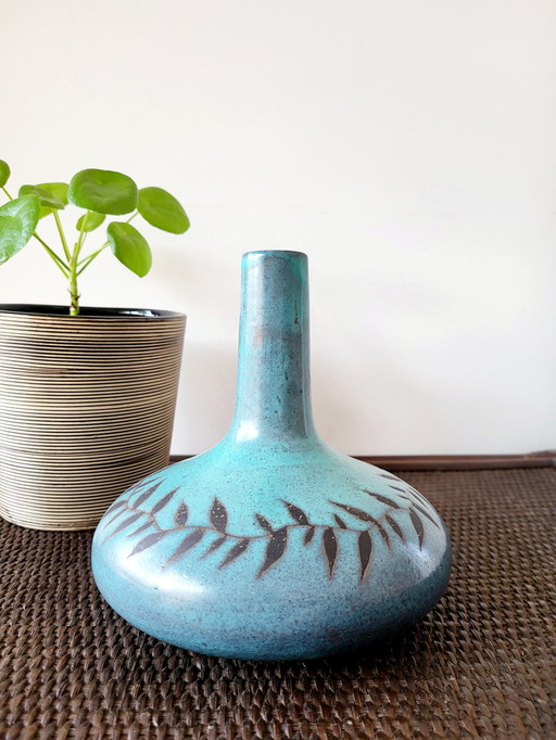 Vase vintage en faïence, forme abstraite avec décor de feuilles