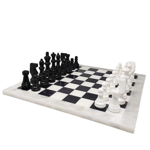 1970S Magnifique jeu d'échecs noir et blanc en albâtre de Volterra fait à la main. Fabriqué en Italie