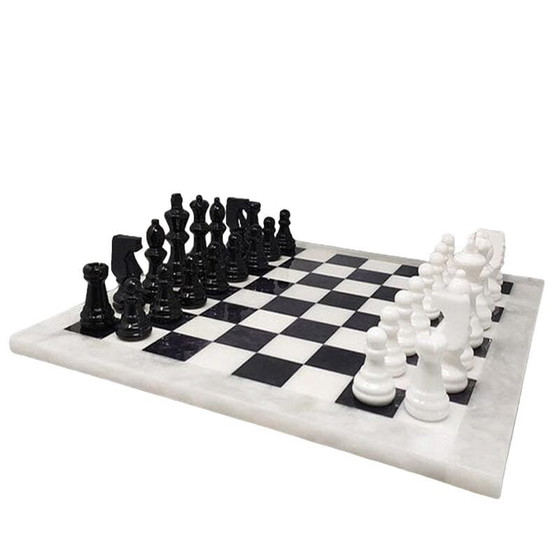 Image 1 of 1970S Magnifique jeu d'échecs noir et blanc en albâtre de Volterra fait à la main. Fabriqué en Italie