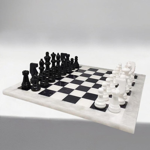 1970S Magnifique jeu d'échecs noir et blanc en albâtre de Volterra fait à la main. Fabriqué en Italie