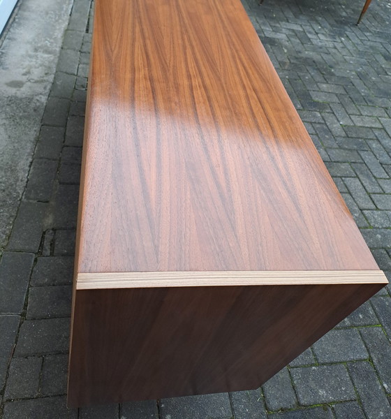 Image 1 of Mid Century Buffet en noyer Danish Design années 60