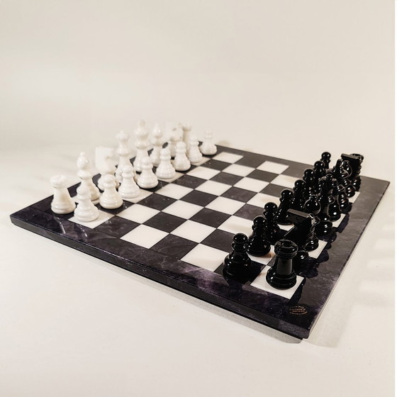 Image 1 of Jeu d'échecs 1970S en albâtre de Volterra sculpté à la main - Noir et blanc - Fabriqué en Italie