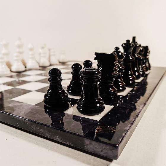 Image 1 of Jeu d'échecs 1970S en albâtre de Volterra sculpté à la main - Noir et blanc - Fabriqué en Italie