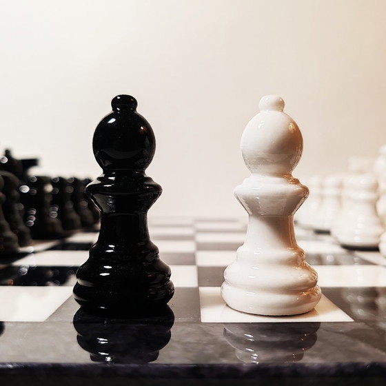 Image 1 of Jeu d'échecs 1970S en albâtre de Volterra sculpté à la main - Noir et blanc - Fabriqué en Italie