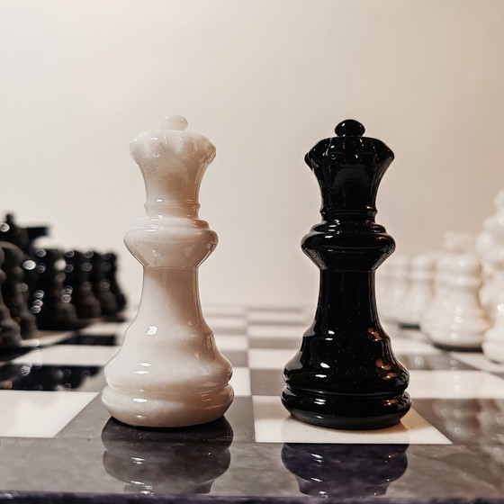 Image 1 of Jeu d'échecs 1970S en albâtre de Volterra sculpté à la main - Noir et blanc - Fabriqué en Italie