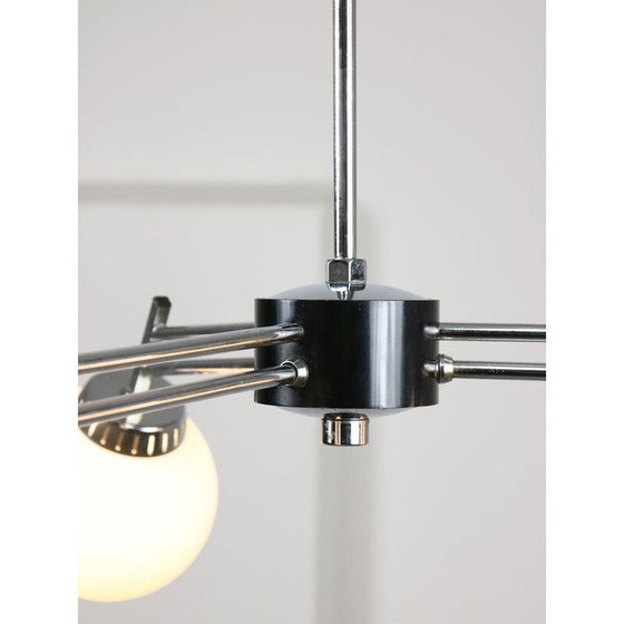 Image 1 of Lustre italien vintage de l'ère spatiale en chrome et opaline à 3 branches