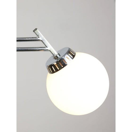 Image 1 of Lustre italien vintage de l'ère spatiale en chrome et opaline à 3 branches